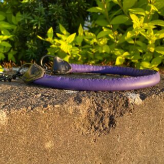 Ready To Ship: 

A beautiful hand-sewn, round, purple italian nappa leather martingale. These collars are perfect for protecting coats from matting/breakage. 

Smallest size: 41cm

Price: 475 sek + shipping (or pickup in Uddevalla)

#buynow #readytoship #martingale #leather #handgjord #paraconda #sell #sale #handmade #sweden #hundhalsband #dog #uddevalla #stil #foryou #sverige #läder #collar #dogcollar #halsband #hund #nappa #nappaleather #italian #selling #halvstryp #necklace #premade #purple #black