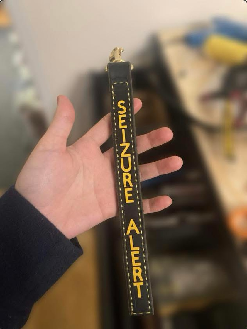 Assistance Dog Bringsels are now up on the website!

They are available in webbing, biothane, and leather. Your choice of length, hook style, and hook colour. You choose the text and stitch colour (we currently offer black or yellow stitching).

Thank you for everyone’s patience while we have taken some time to overhaul our entire website. ❤️

https://paraconda.se/product/assistance-dog-bringsel-apporteringsflarp

#hund #assistanshund #dog #bringsel #apporteringsflärp