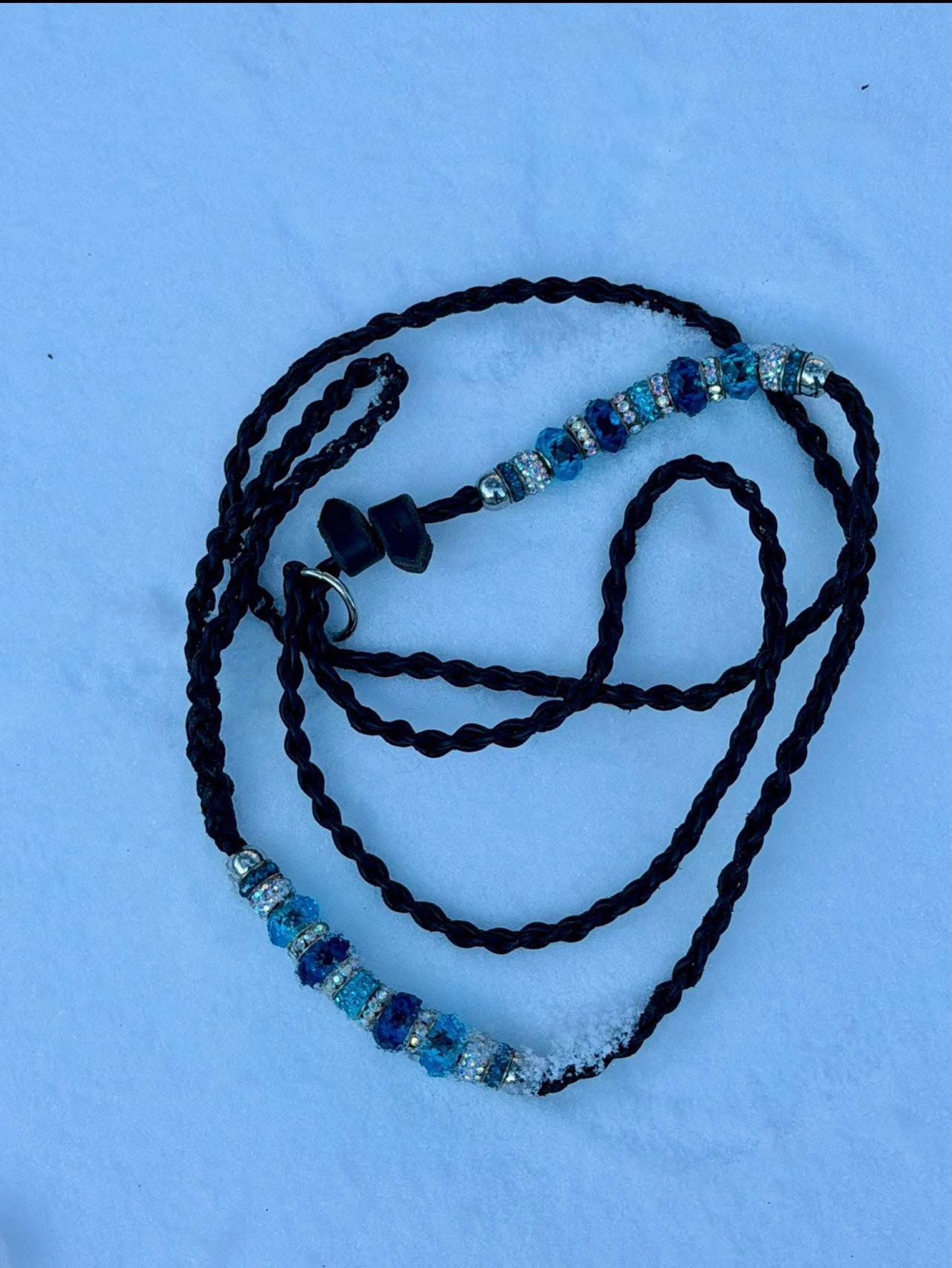 A 4-strand, braided, Italian-Leather dog show leash with EXTRA bling! 💎

This beautiful custom order has gone home to a very pretty Australian Shepherd. 🥰

Do you also need this much bling in your life?
#hund #koppel #utställning #dog #showdog